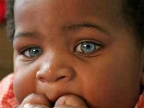 Il mondo visto con gli occhi di un bambino è un grande circo in un giorno pieno si sereno ed è così che guardo te con quella stessa intensità e con il viso acceso di curiosità e mi ricordo un magico natale il nuovo gioco che quasi non volevo toccare ed è così che vedo te e con la stessa meraviglia ho. Bellissimo bambino di colore con degli occhi azzurri ...