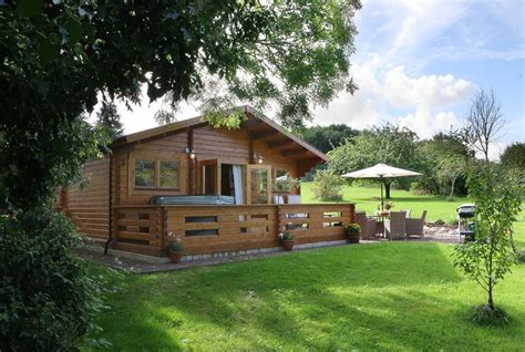 AKTUALISIERT Hop Pickers bedroom luxury log Cabin with private hot tub Hütte in