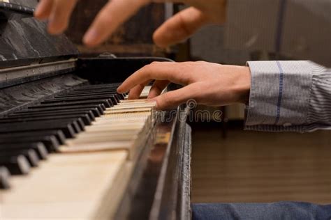 Konzertpianist Der Das Klavier Spielt Stockbild Bild Von Fähigkeit