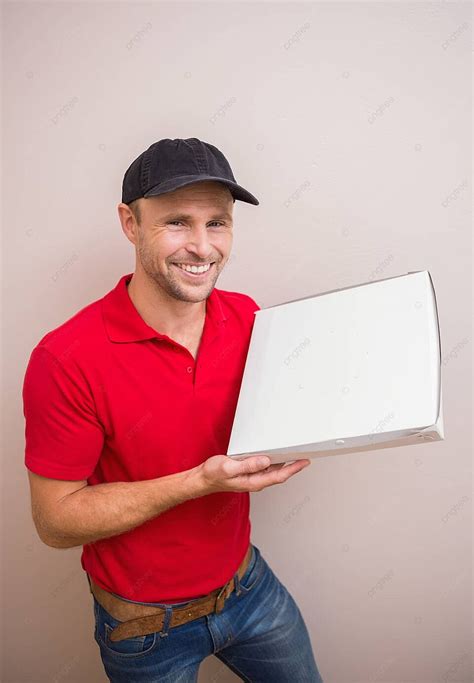 Pria Pengiriman Yang Bahagia Memegang Pizza Mengantarkan Sambil Bekerja