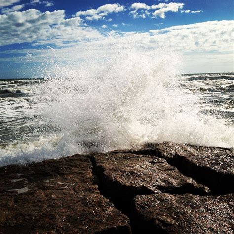 Waves Crashing Against The Rocks 바다