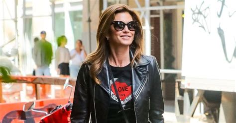 Cindy Crawford S Throwback Wedding Picture Proves Beach Waves Are A