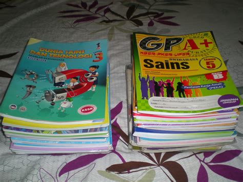Hindari bagian luka yang terkena minyak panas terkena beberapa produk kosmetik seperti bedak atau pelembab. CAHAYA HIDUPKU: SI PEMBALUT BUKU