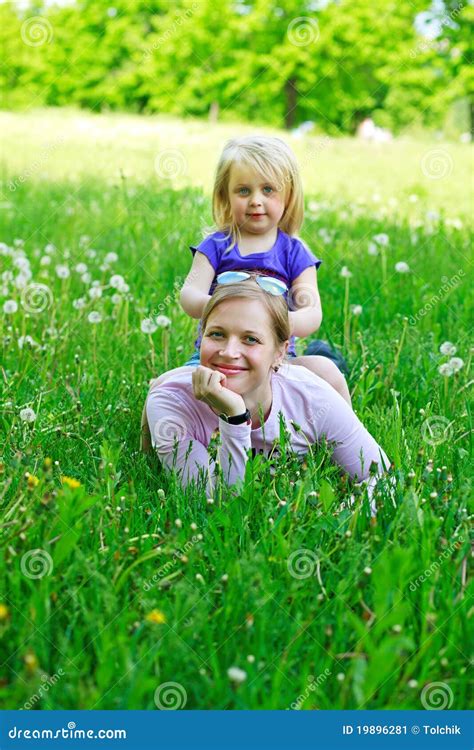 La Hija Se Sienta En Madre En Una Hierba Al Aire Libre Imagen De