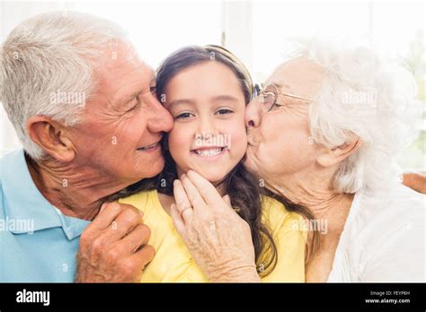 Los Abuelos Besando A Su Nieta Fotografía De Stock Alamy