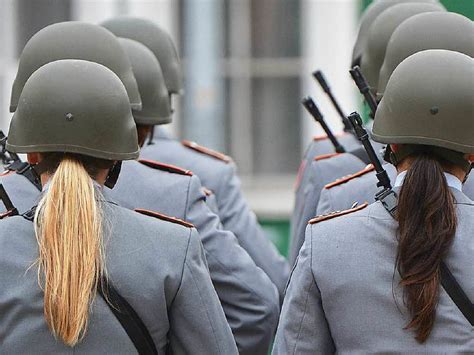 Dienst Mit Zopf Wie Geht Es Frauen In Der Bundeswehr Deutschland Badische Zeitung