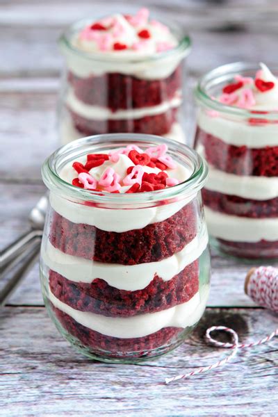 Family gatherings, turkey, presents and parties are just some of the things that come to mind when we think about christmas time. Red Velvet Cupcakes In A Jar | My Baking Addiction
