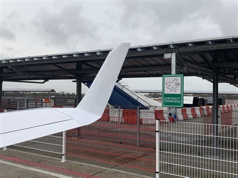 Groningen Airport Eelde Eerste Luchthaven Met Elektrische Laadpaal Voor Vliegtuigen Groenleven