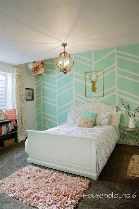 60% of the space is brown, 30% of the room is decorated in white, and the remaining 10% is the green accent pieces. love the design on wall plus pink blue and gold combo ...