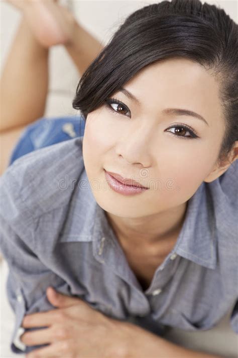 Het Mooie Sexy Chinese Aziatische Bepalen Van De Vrouw Stock Foto