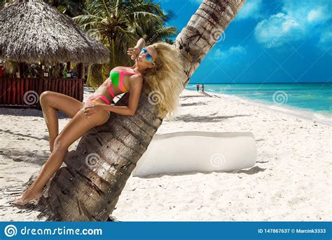 Mooie Vrouw In Een Bikini Op Het Strand In De Dominicaanse