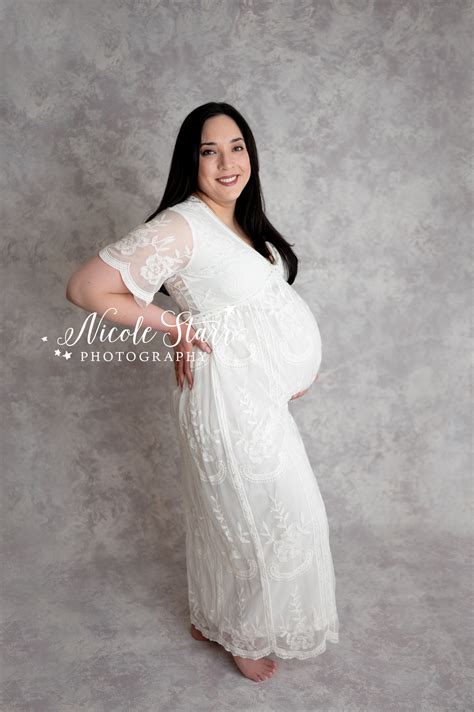 Casual Maternity Portraits With Jeans And A White Tee Saratoga