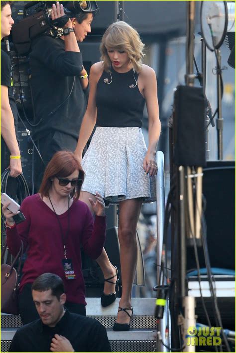 Taylor Swift Gets Ready To Entertain Us On Jimmy Kimmel Live Photo 3225856 Taylor Swift
