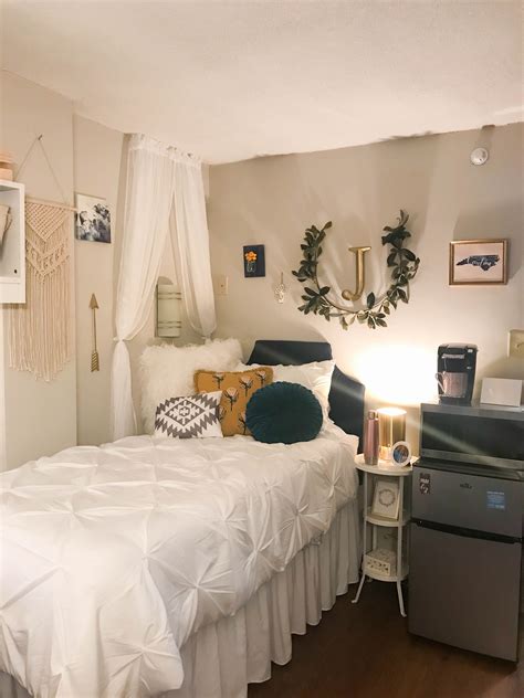 10 White Dorm Room Ideas