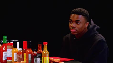 Hot Ones Staffel Folge Vince Staples Delivers Hot Takes While Eating Spicy Wings