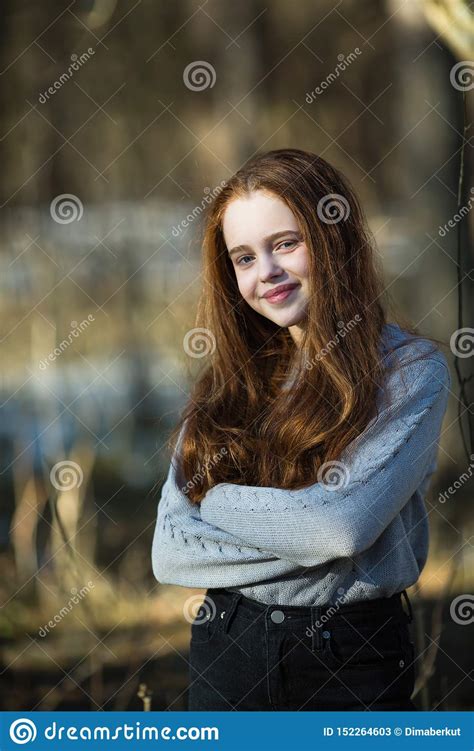 Милый счастливый девочка подросток представляя в парке лета Стоковое Изображение изображение