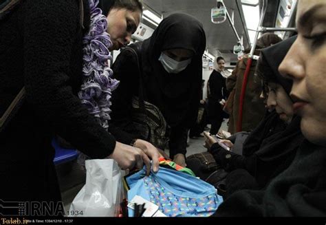 زنان دستفروش در متروی تهران عکس