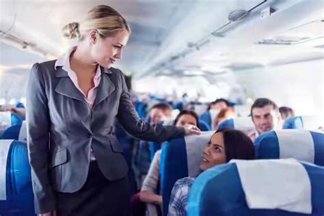 تعرف على أهم مهام مضيفة الطيران لتأمين سلامة الركاب مجتمع الفيرال