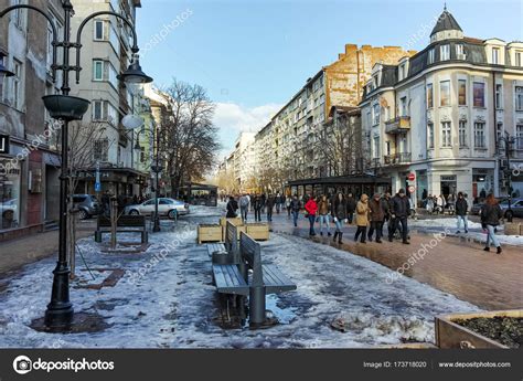 Plovdiv, rila monastery, 7 rila lakes in 2 day tours. SOFIA, BULGARIA - 5 DE FEBRERO DE 2017: Caminando por el ...