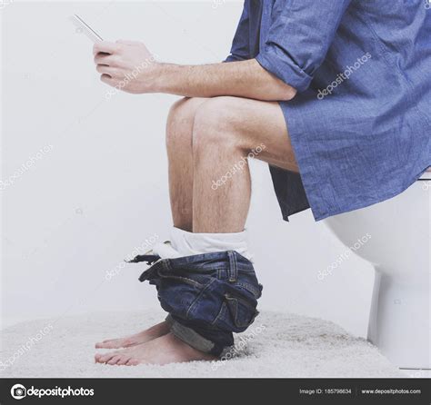 Muž Sedí Na Wc S Kalhotami — Stock Fotografie © Vadimphoto1 185798634