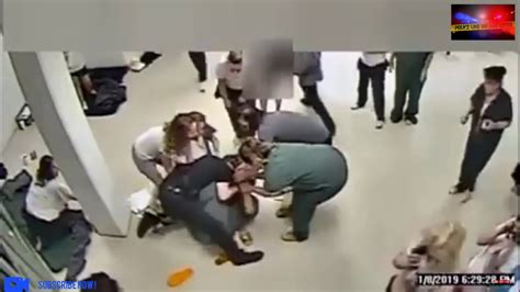 Female Inmate Gets Into A Fight With South Carolina Prison Guard Youtube