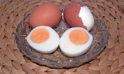 Si están haciendo huevos duros perfectos para una fiesta de niños miren esta idea, en el blog webos fritos, súper tiernos. Cómo hacer un huevo duro perfecto | Cocina