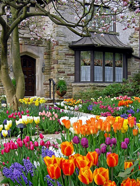 Spring Flowers And Gardens Total Eye Candy Town And Country Living