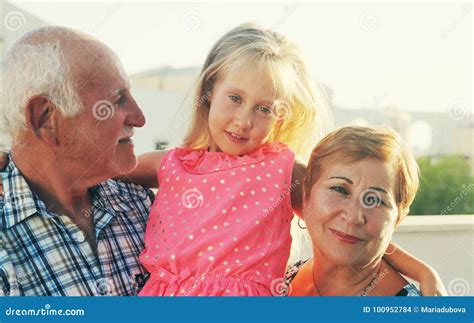 Großvater Und Großmutter Enkelin Halten Stockfoto Bild von gesicht enkelin