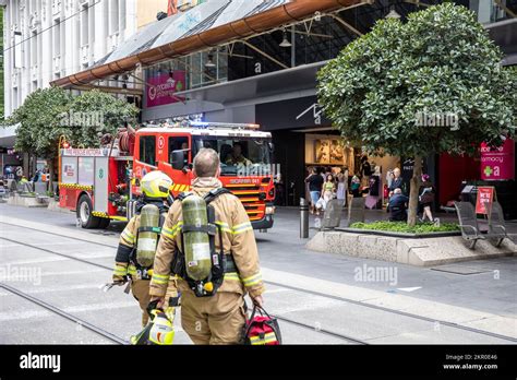 Melbourne Vic Fire Rescue Victoria Et Fire Engine Femme Et Homme