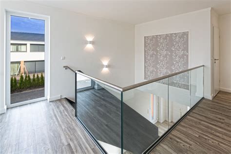 Ein imagefilm, der die kompetenz und erfahrung im bau von massivhäusern emotional vermittelt, und als unterstützendes vertriebstool der neukundengewinnung un. Galerie mit Glasgeländer- Haus Elbmosaik Hamburg - Heinz ...