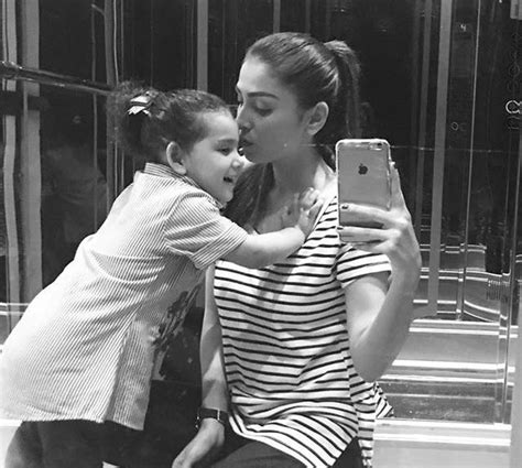 Recent Click Of Aiza Khan With Her Daughter Arts And Entertainment