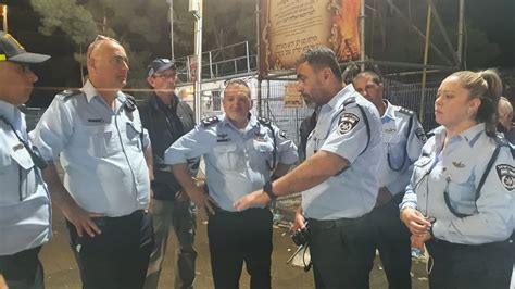 אביב אתה יוצר ומשורר משהו בנבנזונה,אבל איש קטנטן מאוד. המבקר על קבר הרשב"י ב-2008: "ליקויים בדרכי המילוט, סכנה ...