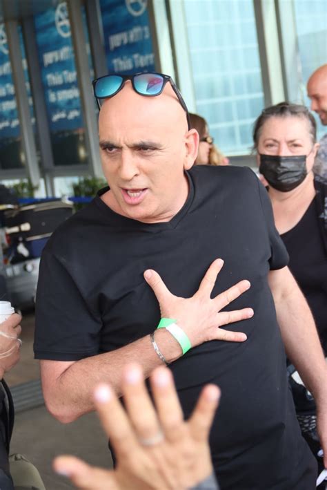 במקביל היא מנסה להיות הדבק המאחד למשפחתה שמות האב לפני 10 שנים סדק את האחדות והאמונה המלאה בדת. מתמודדי העונה החדשה של "הישרדות" נחשפו וטסו לפיליפינים | TMI