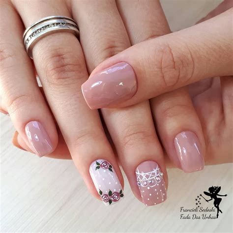 Unas bonitas uñas decoradas de porcelana que además cuentan con un elegante dibujo en azul y en blanco, formando una especie de ramas y de hojas en cuanto al diseño de las uñas de flores 2021 podemos optar por algo más discreto como una sola flor en la esquina de la uña o llevar una sola. UNHAS DECORADAS 2021 → Tendências, FOTOS e Passo a Passo