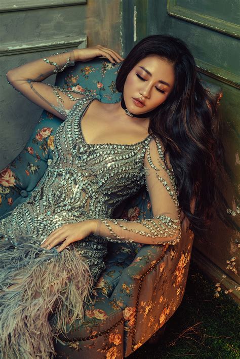 Tin nhắn bày tỏ tâm trạng của văn mai hương giữa tâm bão khiến rất nhiều người lo lắng. Văn Mai Hương ngày càng gợi cảm và nữ tính