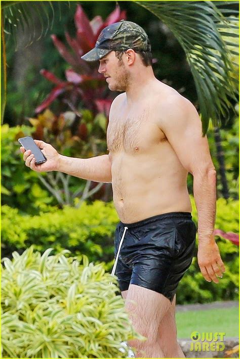 Chris Pratt Goes Shirtless Shows Off His Hot Body In Hawaii Photo Chris Pratt