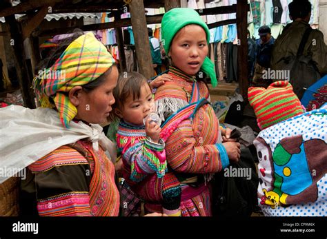 flower-hmong-mother-and-child-in-muong-khuong-market-north-vietnam