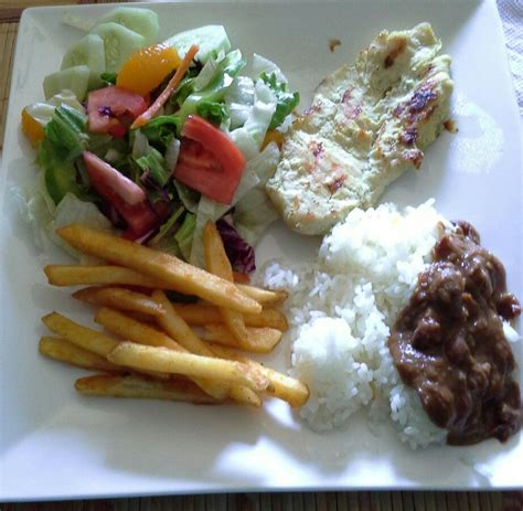 Pollo A La Plancha Con Arroz Y Frijoles Ensalada Y Papas Fritas