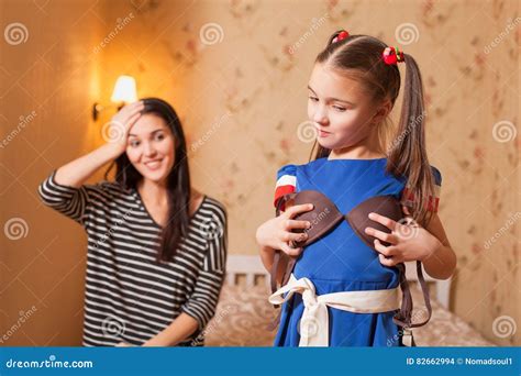 Córka Próbuje Na Matka Staniku Zdjęcie Stock Obraz Złożonej Z Dziewczyna Odtwarzanie 82662994