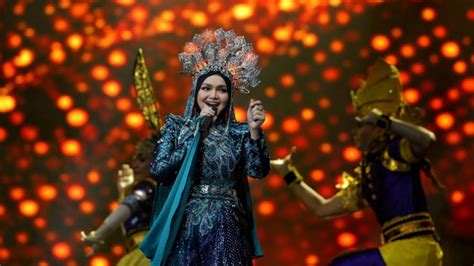 Sorry for the boisterous sound from the person. Konsert Datuk Seri Siti Nurhaliza On Tour 2019 Dimulakan ...