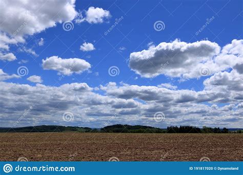Campo Arado O Arado En El Campo Y Cielo Azul Con Nubes En El Horizonte Foto De Archivo Imagen