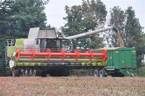 Claas Lexion 760 Terra Trac Combine Harvester Unloading Be Flickr