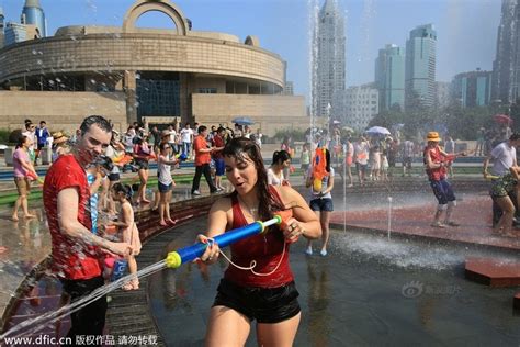 上海办水枪大赛 比基尼美女湿身大战 氧分子网