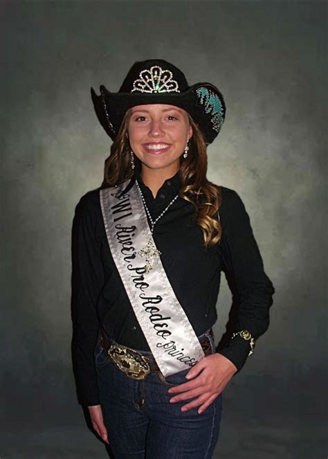 Queen Contestants Prepare For Wisconsin River Pro Rodeo Merrill Foto News