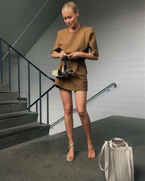 Padded Shoulder Dresses To Try This Autumn According To Influencers
