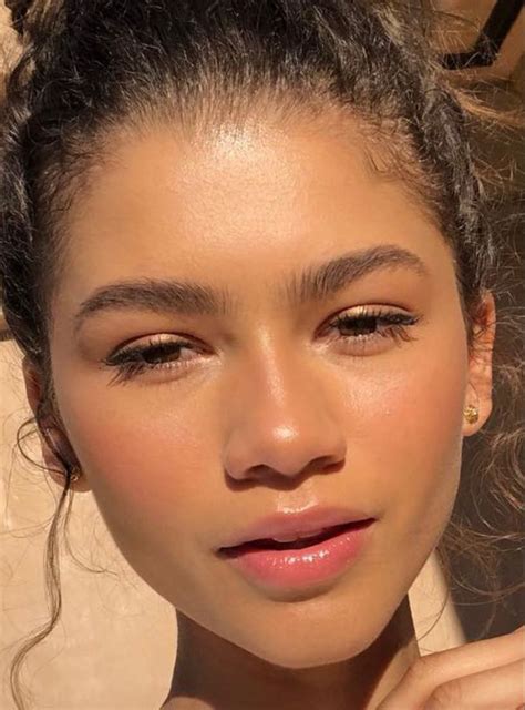 Zendaya Glowy No Makeup Look Tanned Makeup Tan Skin Makeup Makeup Looks Tutorial