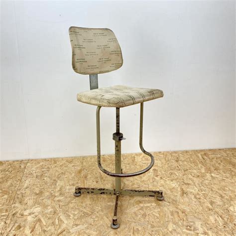 Une chaise industrielle vintage fabriquée en 1979 par ROC Instrument Co