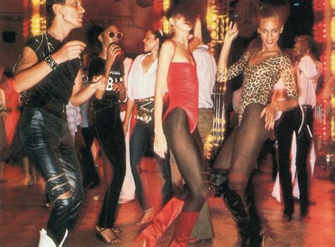 29 Stunning Photos Of Dancefloor Styles That Defined The 70s Disco Fashion ~ Vintage Everyday
