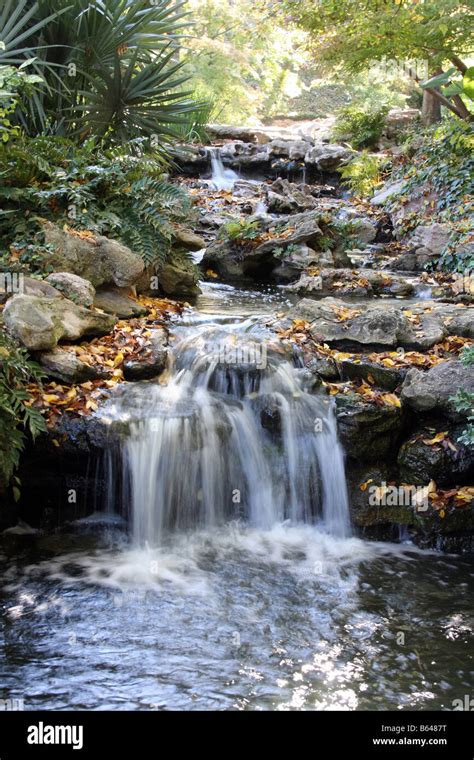 Waterfall Leaves Hi Res Stock Photography And Images Alamy