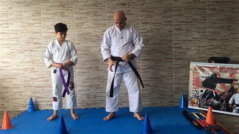 Treino De Karate Para Crianças De 3 A 11 Anos Aprendendo A Amarrar A Faixa Youtube